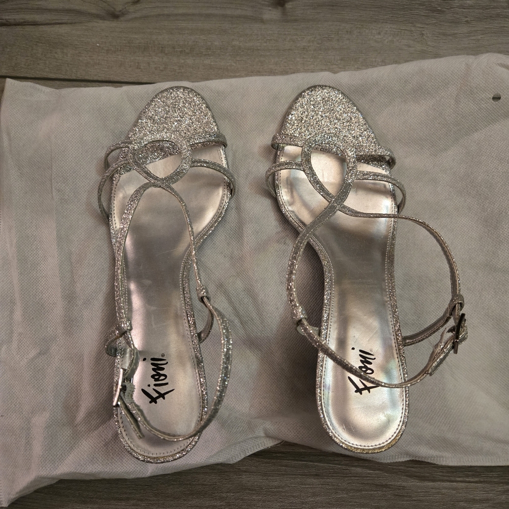 9W - FIONI Clothing Glittery Silver Sandals